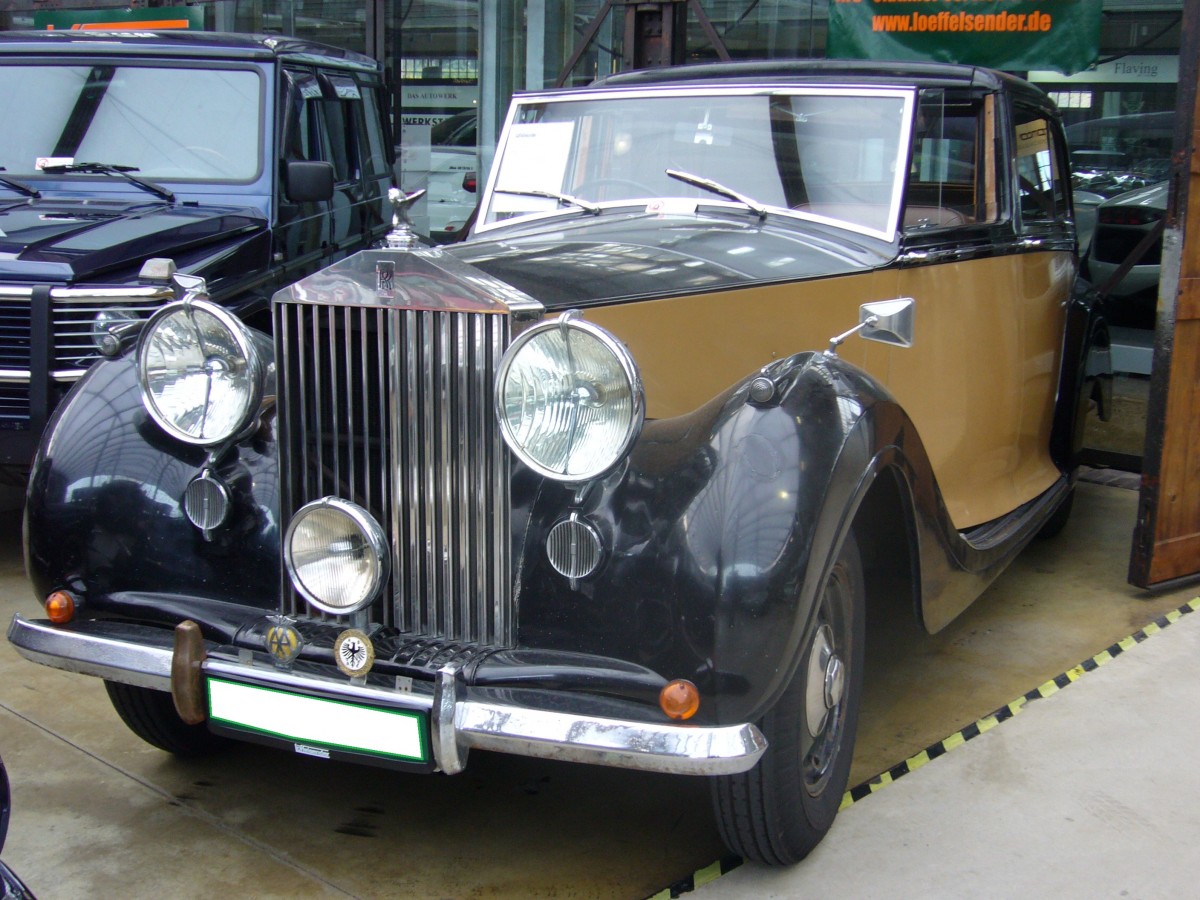Rolls Royce Silver Wraith Sedanca de Ville by Mulliner. Das Modell Silver Wraith wurde 1946 als erstes Rolls Royce Nachkriegsmodell vorgestellt und blieb bis 1958 im Programm. Der 6-Zylinderreihenmotor leistet 125 PS aus 4257 cm³ Hubraum. Classic Remise Düsseldorf am 08.02.2015.