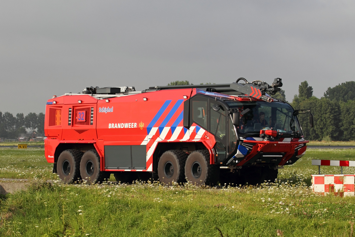 Rosenbauer Löschfahrzeug Nr.32 der Brandweer Schiphol in Amsterdam 14.8.2021