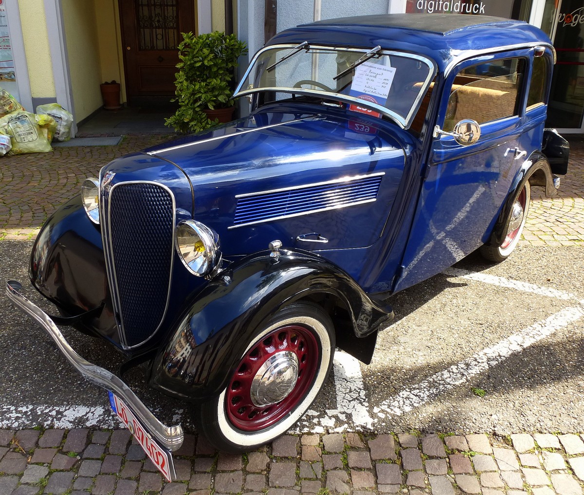 Rosengart LR4, Baujahr 1938, 4-Zyl.Motor mit 749ccm und 18PS, die franzsische Autofirma bestand von 1928-55, Waldkircher Sonntag, Juli 2014