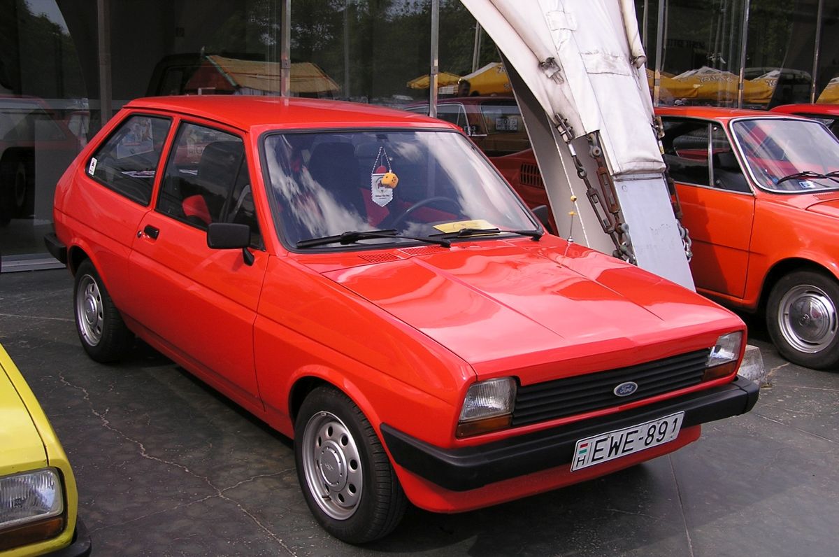 Roter Ford Fiesta I (1976-1983). Foto: Besucherparkplatz des Retropartisanen Festival, Mai 2016