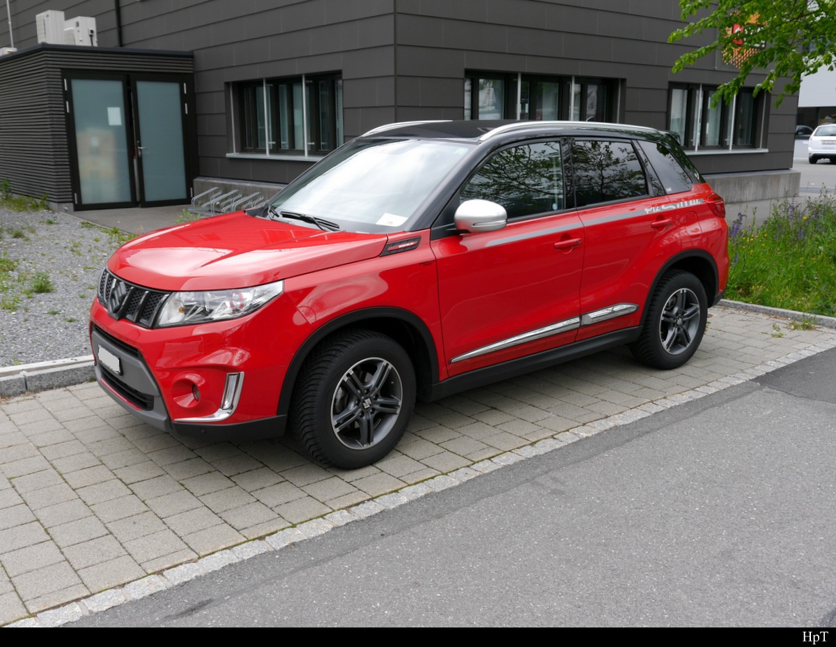 Roter Suzuki Vitara auf Parkplatz in Interlaken am 13.05.2019