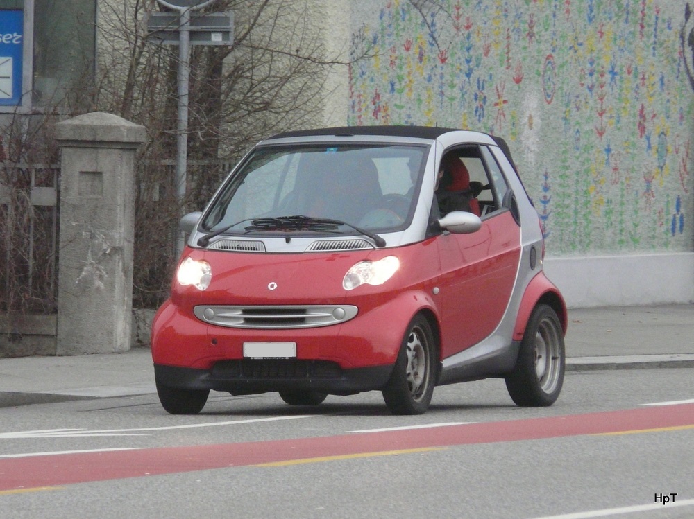 Rot/Grauer Smart unterwegs in der Stadt Solothurn am 25.01.2014