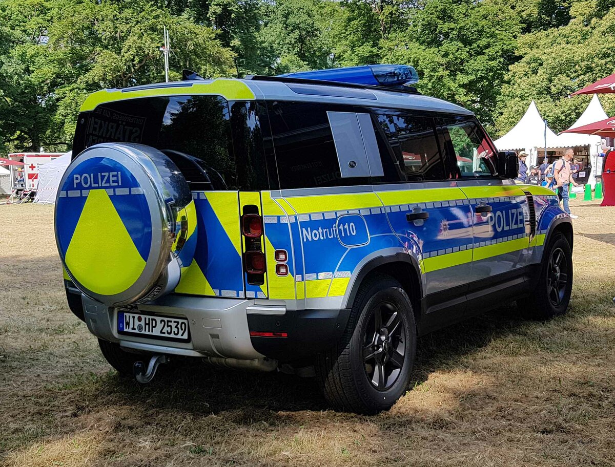=Rover Defender der hessischen Landespolizei, eingesetzt beim Bürgerfest  200 Jahre Landkreis Fulda  auf dem Gelände von Schloß Fasanerie im Juni 2022