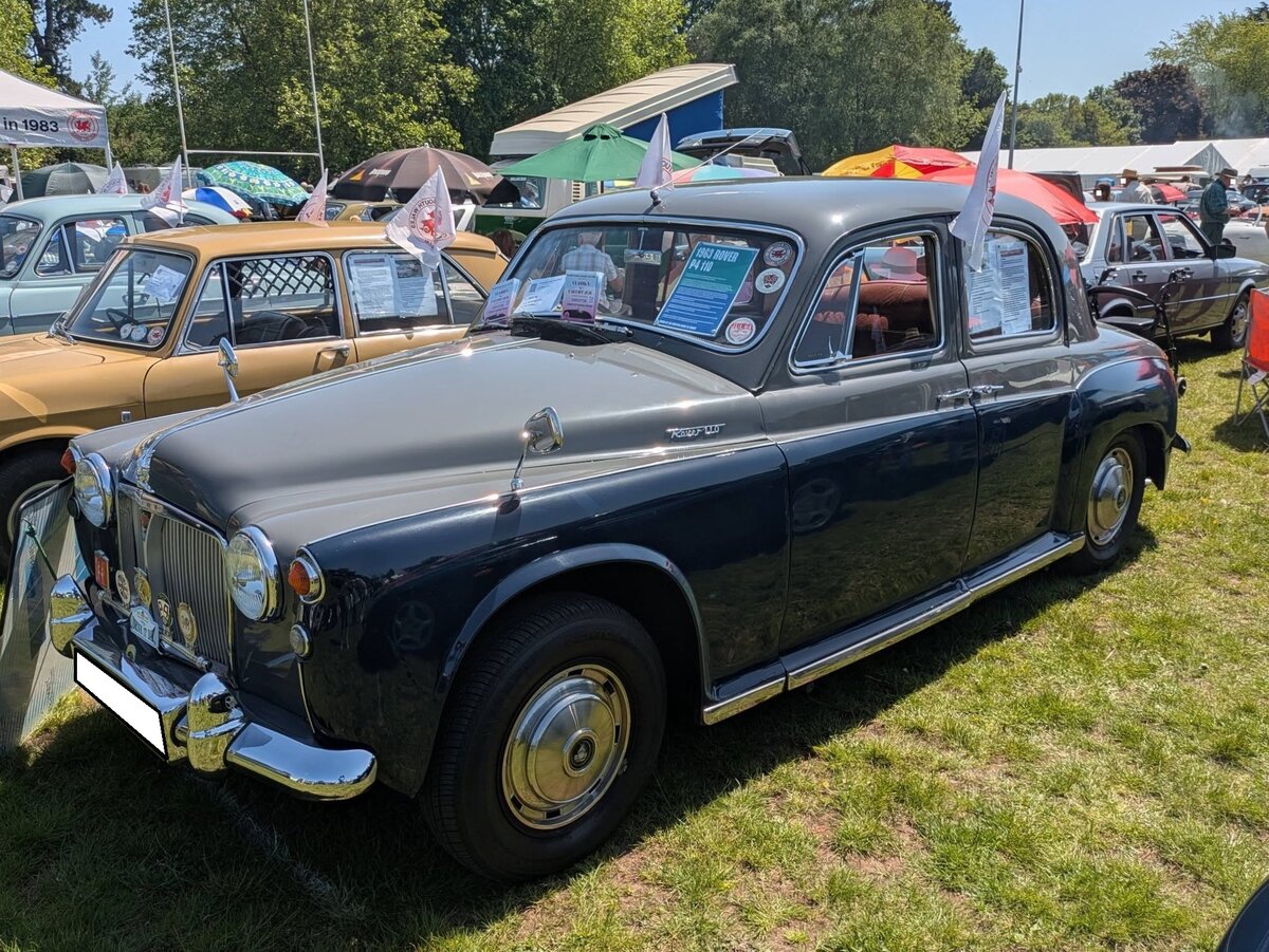 Rover P4 110 aus dem Jahr 1962. Hier konnte ich einen P4 110 aus dem Modelljahr 1963 ablichten. Die Baureihe P4 wurde 1949 als Rover 75 vorgestellt. Schnell hatte der britische Volksmund dem Fahrzeug den Spitznamen  Auntie = Tantchen  verpasst. 1953 wurde die Baureihe um den kleineren Rover 60 nach unten und um den Rover 90 nach oben erweitert. Der hier gezeigte Rover 110 kam 1962 als Spitzenmodell dieser Baureihe auf den Markt. Der Sechszylinderreihenmotor hat einen Hubraum von 2625 cm� und leistet 125 PS. Abergavenny Steam and Vintage Show am 27.05.2023.