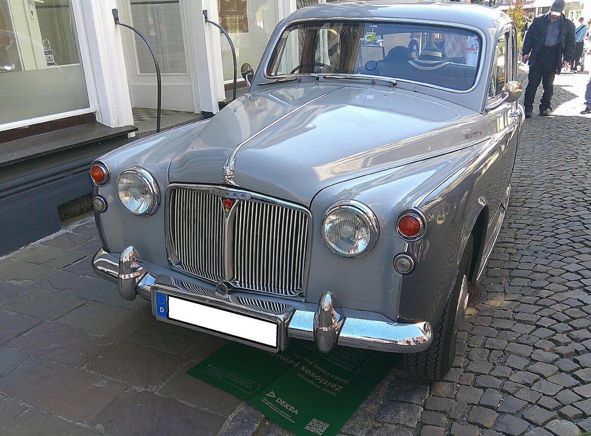 Rover P4 110. Hier konnte ich einen P4 aus dem letzten Modelljahr dieser Baureihe ablichten. Der P4 wurde 1949 als Rover 75 vorgestellt. Schnell hatte der britische Volksmund dem Fahrzeug den Spitznamen  Auntie = Tantchen  verpasst. 1953 wurde die Baureihe um den kleineren Rover 60 nach unten und um den Rover 90 nach oben erweitert. erweitert. Der hier gezeigte Rover 110 kam 1962 als Spitzenmodell dieser Baureihe auf den Markt. Der Sechszylinderreihenmotor hat einen Hubraum von 2625 cm� und leistet 125 PS. Oldtimer Fr�hling des AMC Kettwig am 01.05.2026 in Essen Kettwig.