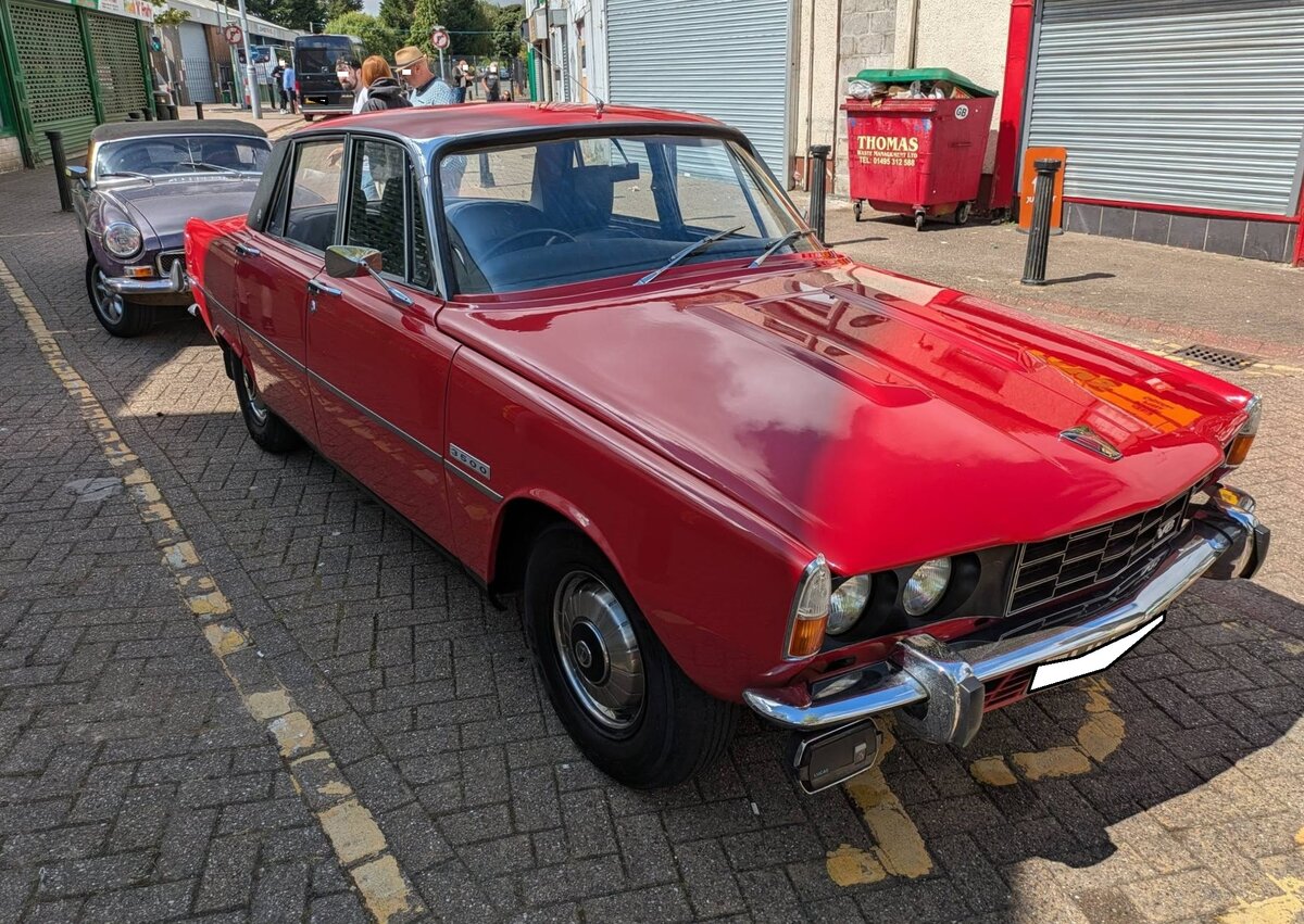 Rover P6 3500S im Farbton monza red, produziert in den Jahren von 1968 bis 1977. Die Rover P6 Modelle wurden im Rover-Werk Solihull in den West Midlands produziert. Der  3500`er  war das Spitzenmodell der P6-Baureihe und wurde von einem Buick V8-Motor mit einem Hubraum von 3.528 cm�  befeuert , der 164 PS leistet. Das Modell war serienm��ig mit einem Automaticgetriebe ausgestattet. Der gezeigte  P6  wurde erstmalig im August 1972 zum britischen Stra�enverkehr zugelassen. Brynmawr Classic Car Show/South Wales am 26.07.2026.