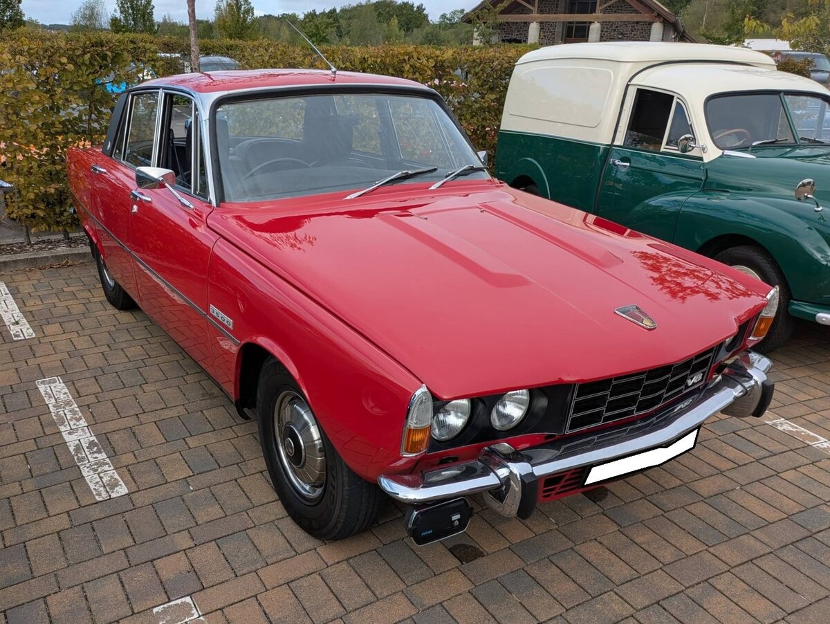 Rover P6 3500S im Farbton monza red, produziert in den Jahren von 1968 bis 1977. Die Rover P6 Modelle wurden im Rover-Werk Solihull in den West Midlands produziert. Der  3500`er  war das Spitzenmodell der P6-Baureihe und wurde von einem Buick V8-Motor mit einem Hubraum von 3.528 cm�  befeuert , der 164 PS leistet. Das Modell war serienm��ig mit einem Automaticgetriebe ausgestattet. Der gezeigte  P6  wurde erstmalig im August 1972 zum britischen Stra�enverkehr zugelassen. Classic car show Sirhowy Valley am 21.09.2025. 