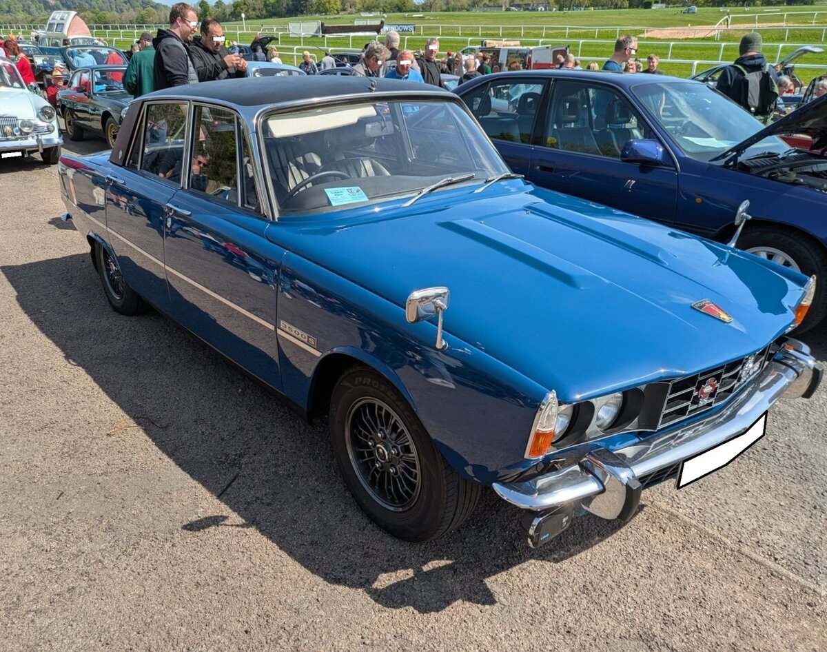 Rover P6 3500S, produziert in den Jahren von 1963 bis 1977. Die Rover P6 Modelle wurden im Rover-Werk Solihull in den West Midlands produziert. Der  3500`er  war das Spitzenmodell dieser Baureihe und wurde von einem Buick V8-Motor mit einem Hubraum von 3.528 cm³ angetrieben, der 164 PS leistet. Das Modell war serienmäßig mit einem Automaticgetriebe ausgerüstet. Der gezeigte P6 3500S im Farbton midnight blue wurde 1973 erstmalig zugelassen. Classic car show at Chepstow race course/South Wales am 27. April 2025. 