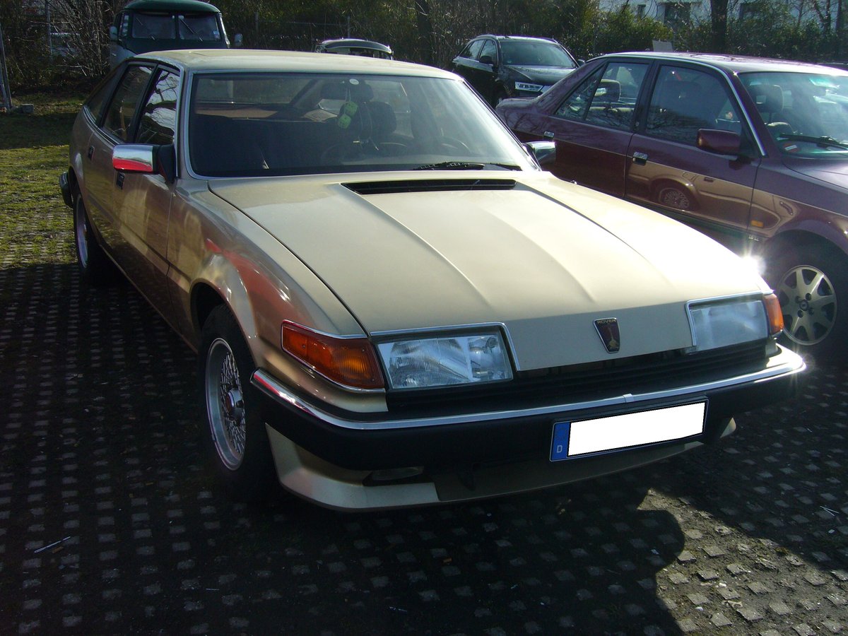 Rover SD1 3500, gebaut von 1976 bis 1986. Der abgelichtete 3500 war das Spitzenmodell der SD1 Baureihe. Er wurde 1977 zum Auto des Jahres gewählt. Der aus dem Regal von Buick stammende V8-motor hat einen Hubraum von 3528 cm³ und leistet 157 PS. Besucherparkplatz der Zentralhallen Hamm am 23.02.2019.