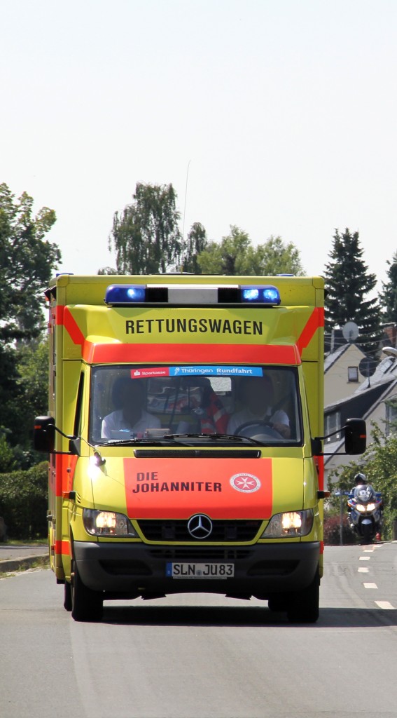 RTW Johanniter im Einsatz der Thüringen - Rundfahrt in Zeulenroda. Foto 20.07.13 