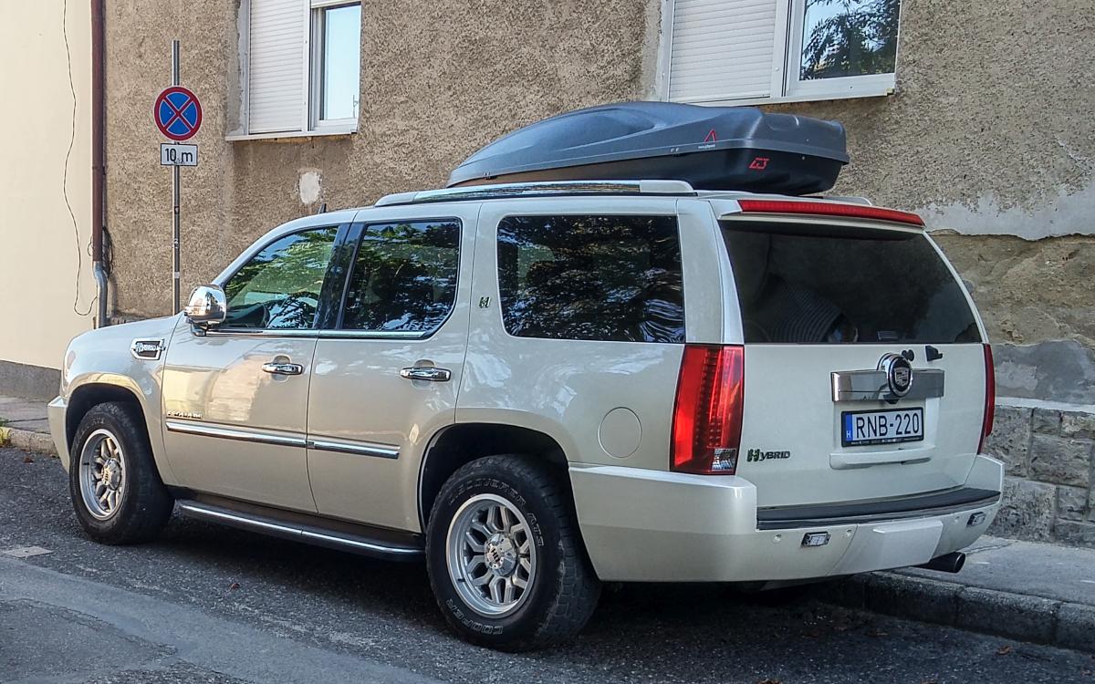 Rückansicht: 2001-er Cadillac Escalade Hybrid. Foto: August 2020