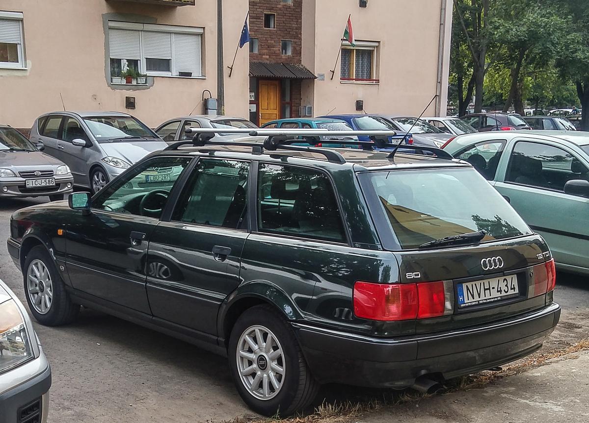 Rückansicht: Audi 80 B3 Avant mit schönen Felgen in gepflegtem Zustand, aufgenommen in August, 2019 (Pécs - Ungarn).