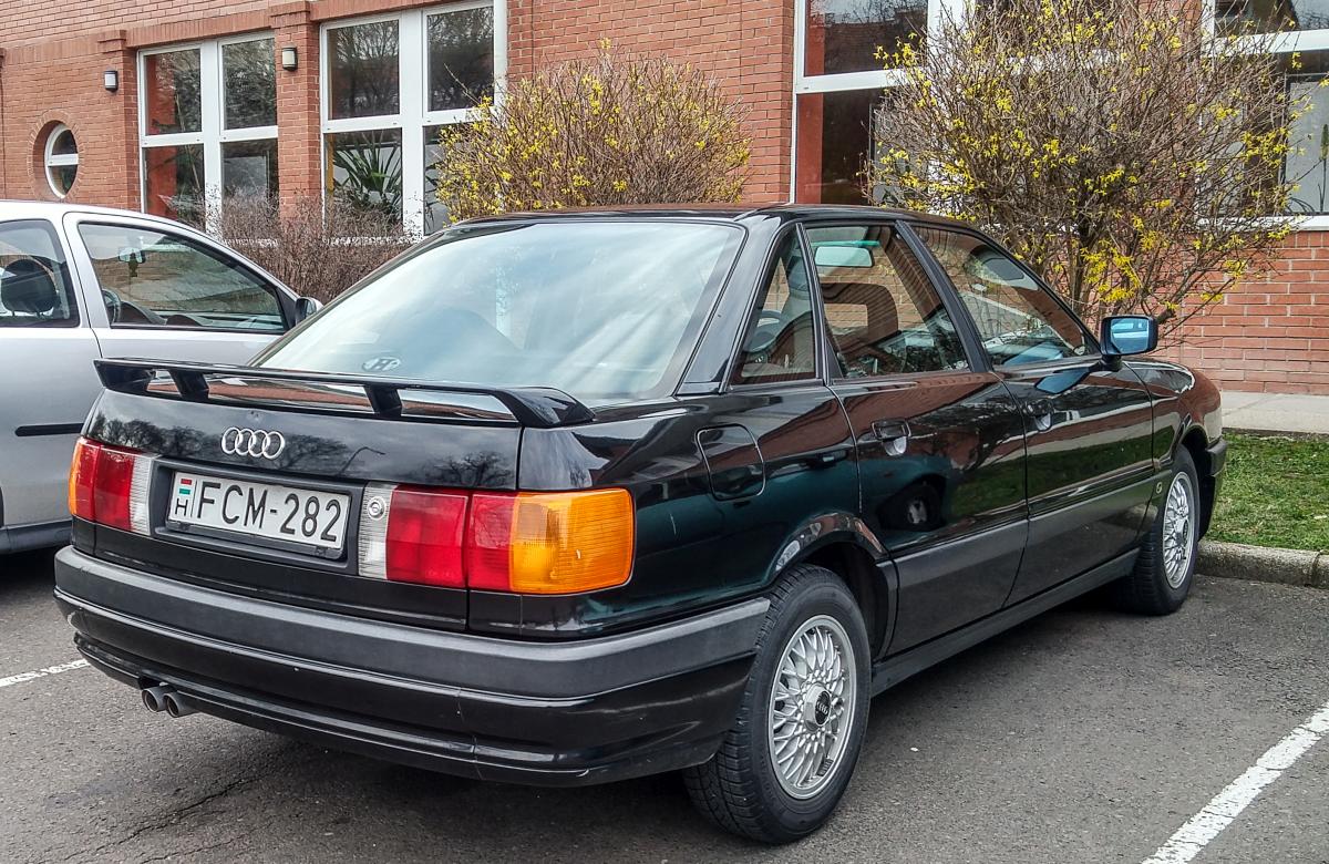 Rückansicht: Audi 80 B4 in März, 2020.