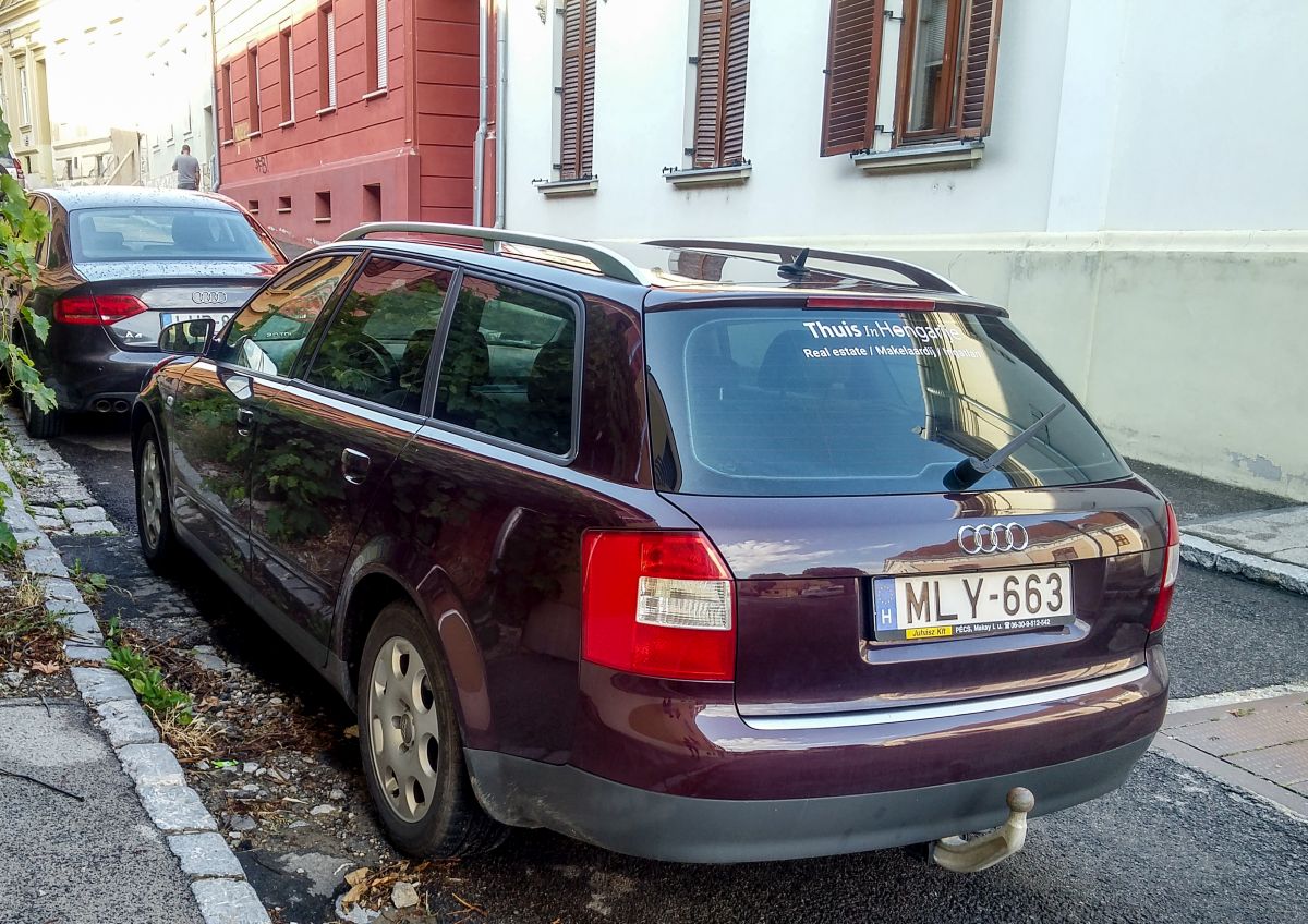 Rückansicht: Audi A4 typ 8E, gesehen in Pécs (Ungarn) Juli, 2020. Das Auto ist Dienstwagen eines Immobilienagent aus der Niederlande. Die Region ist relativ beliebt bei niederländische Familien/Persone die ins Ausland umzeihen möchten.