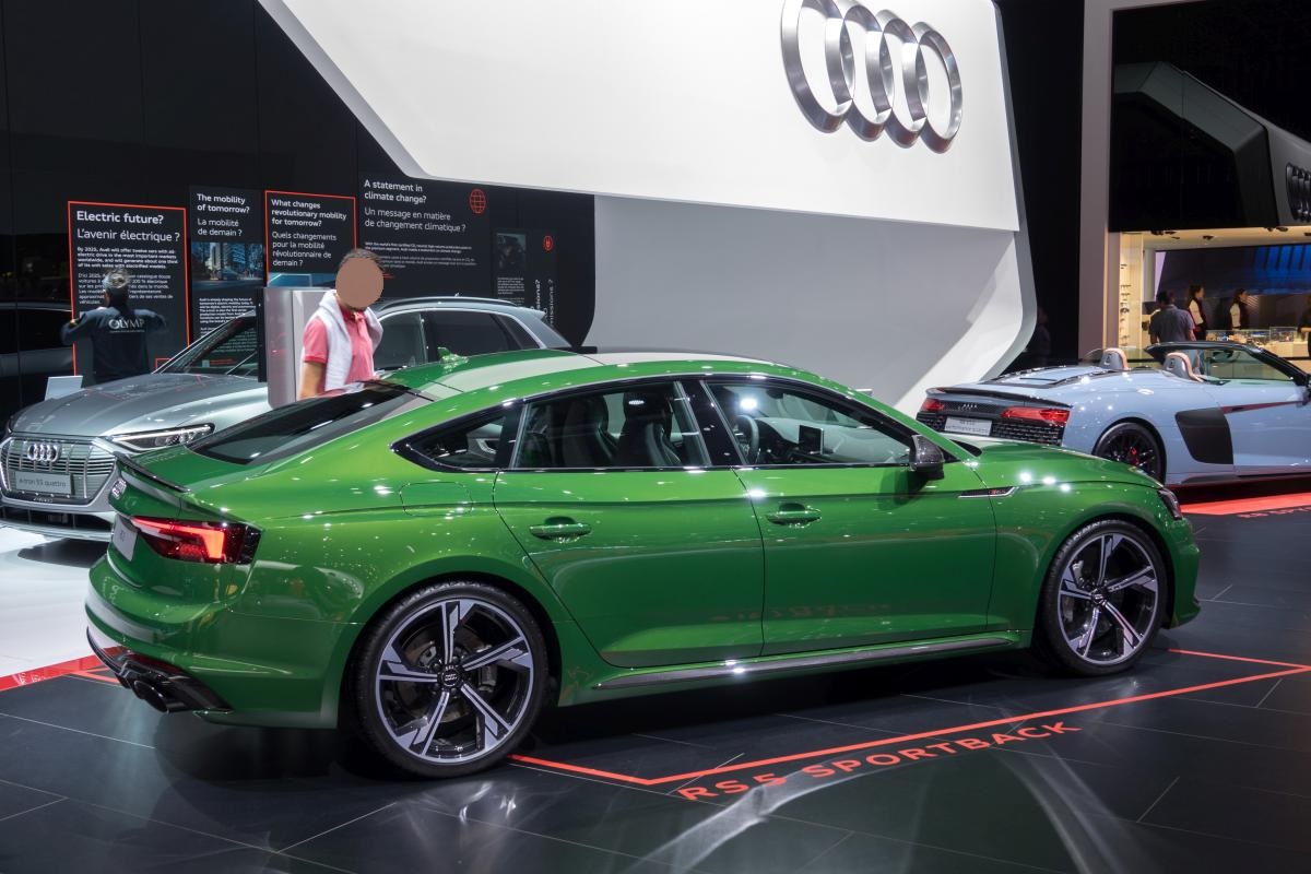 Rückansicht: Audi RS5 Sportback in grün, ausgestellt auf dem Autosalon Genf 2019.