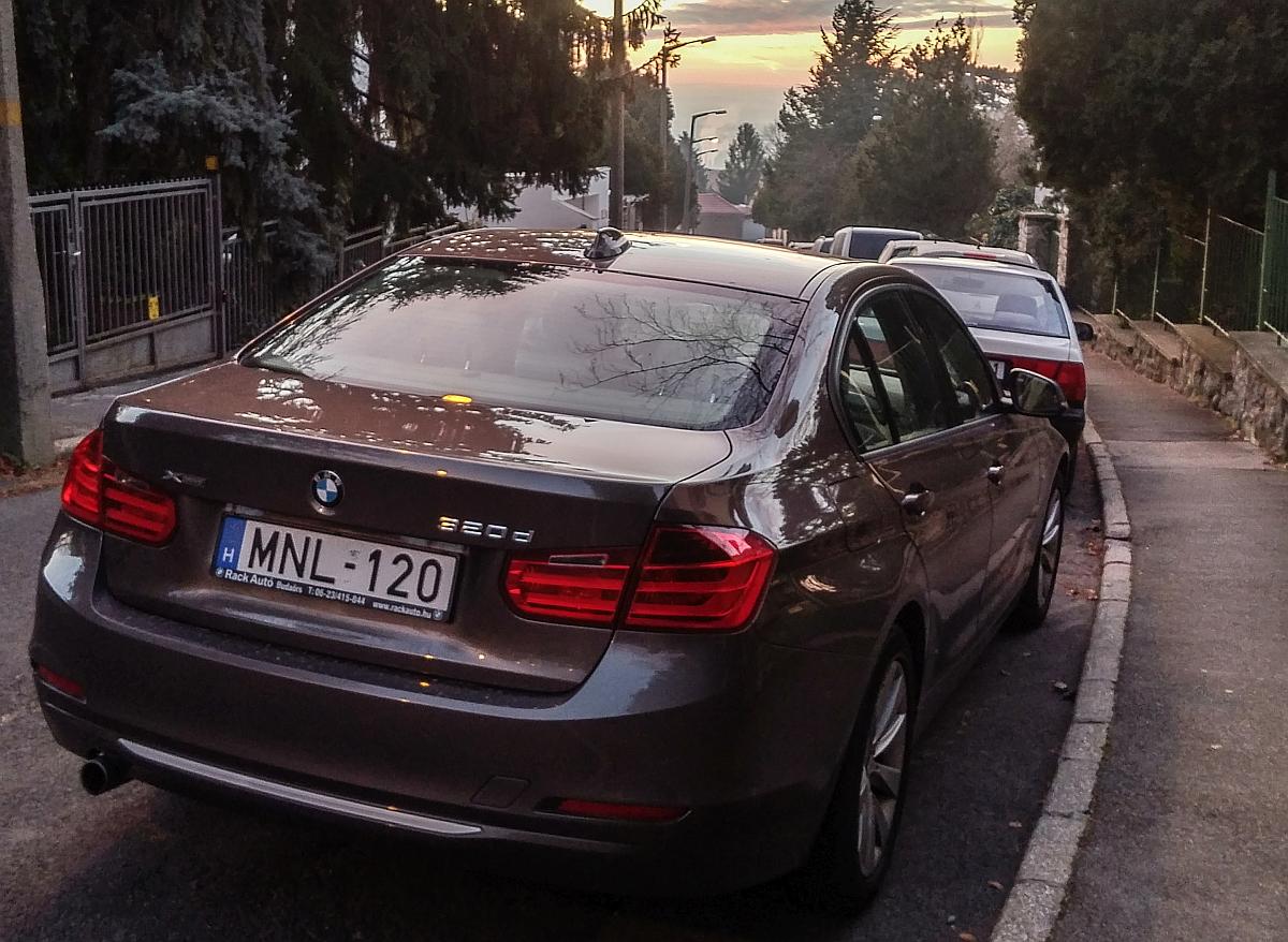 Rückansicht: BMW 320D der Serie F30. Foto: Januar, 2020.