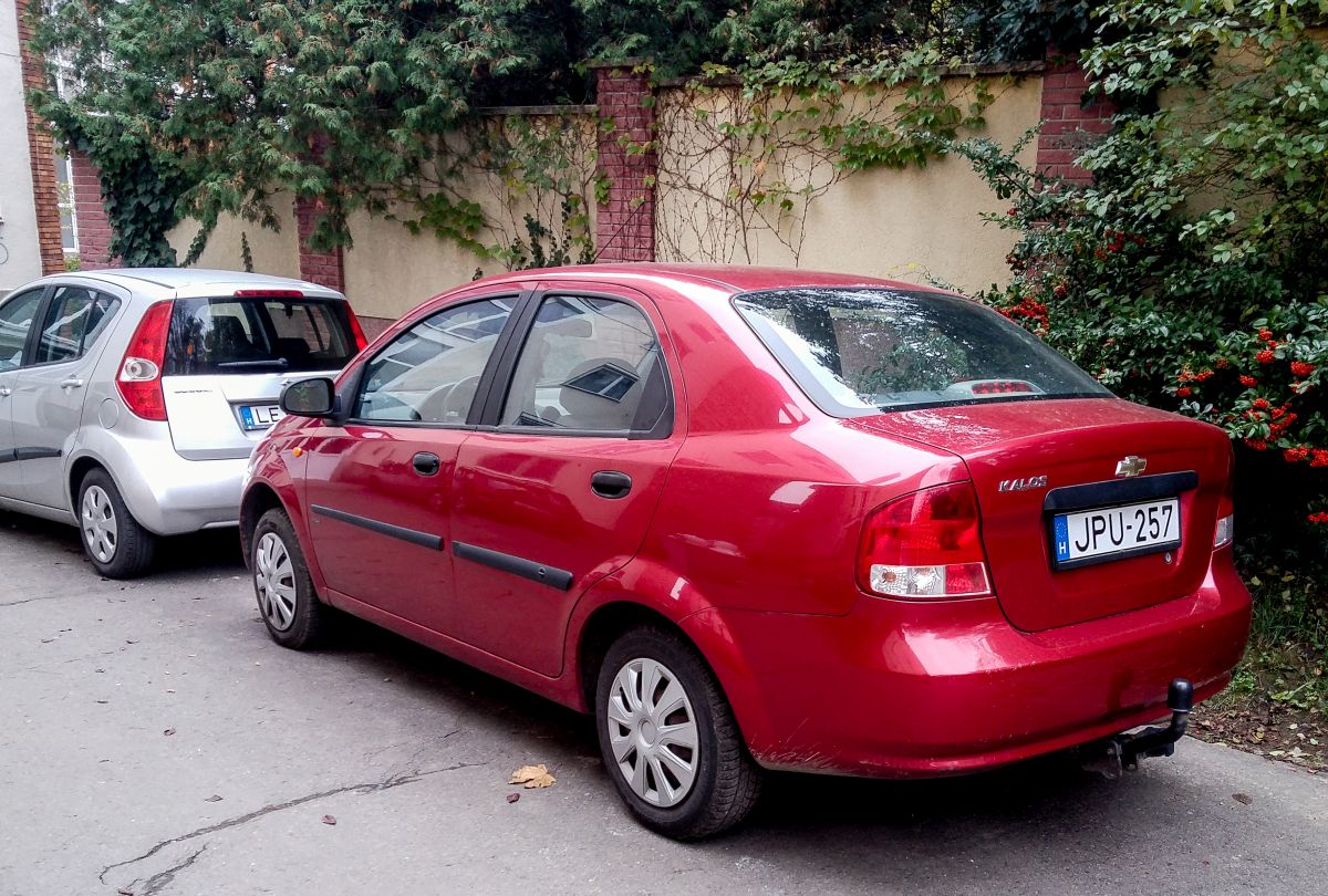 Rückansicht: Chevrolet Kalos aus ca 2005 (Farbe: vermutlich Active Red). Foto: November 2020.