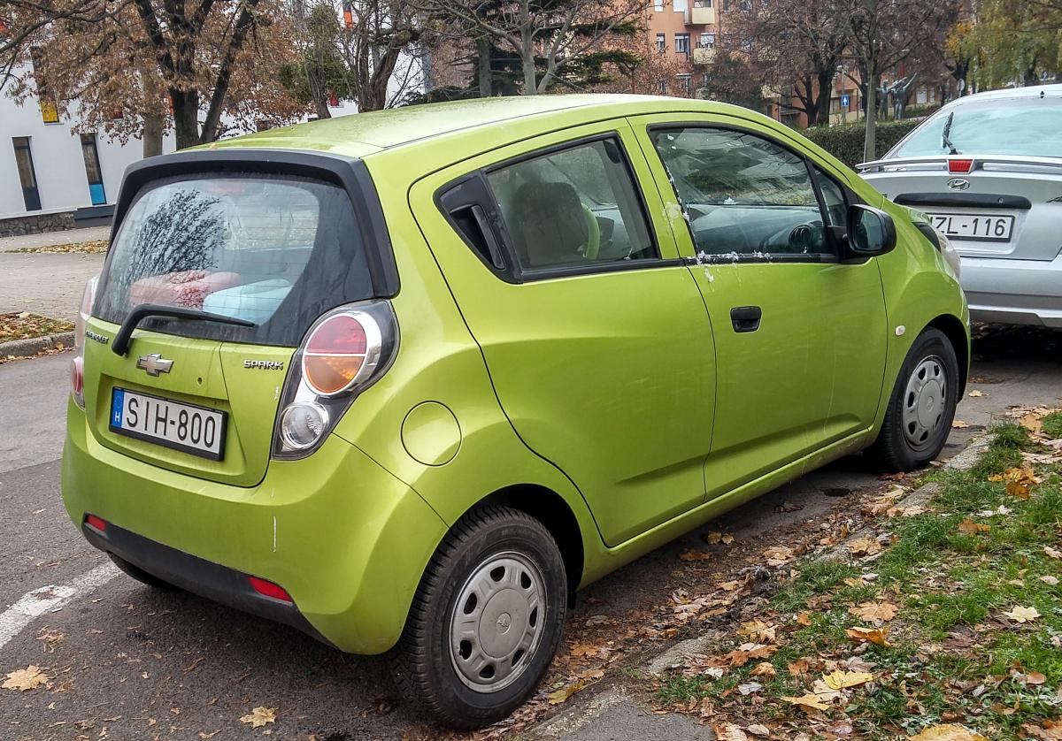 Rückansicht: Chevrolet Spark (Farbe: Green Cocktail Metal), gesehen in Dezember 2020.