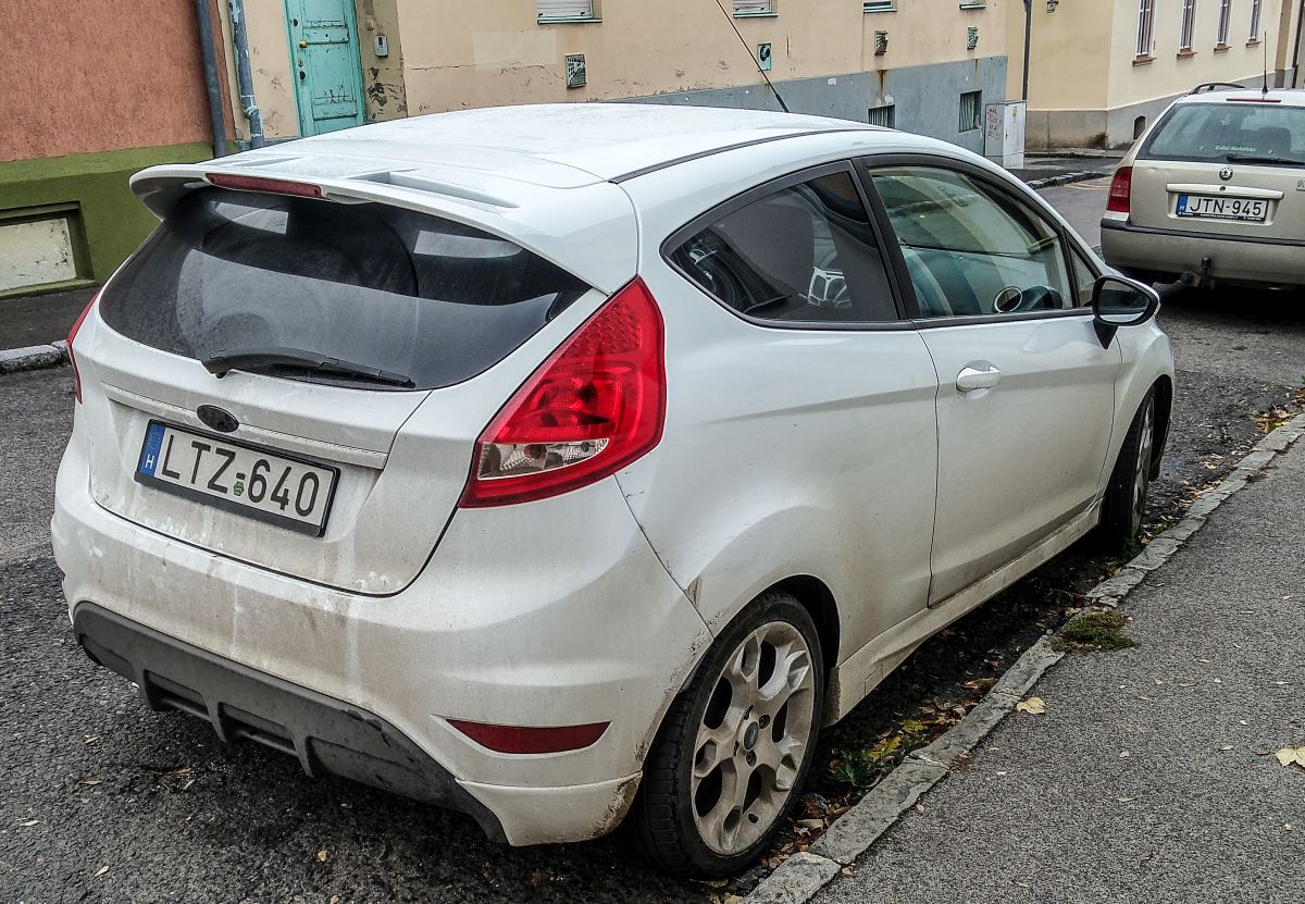 Rückansicht: dreitürer Ford Fiesta Mk7 in November 2020.