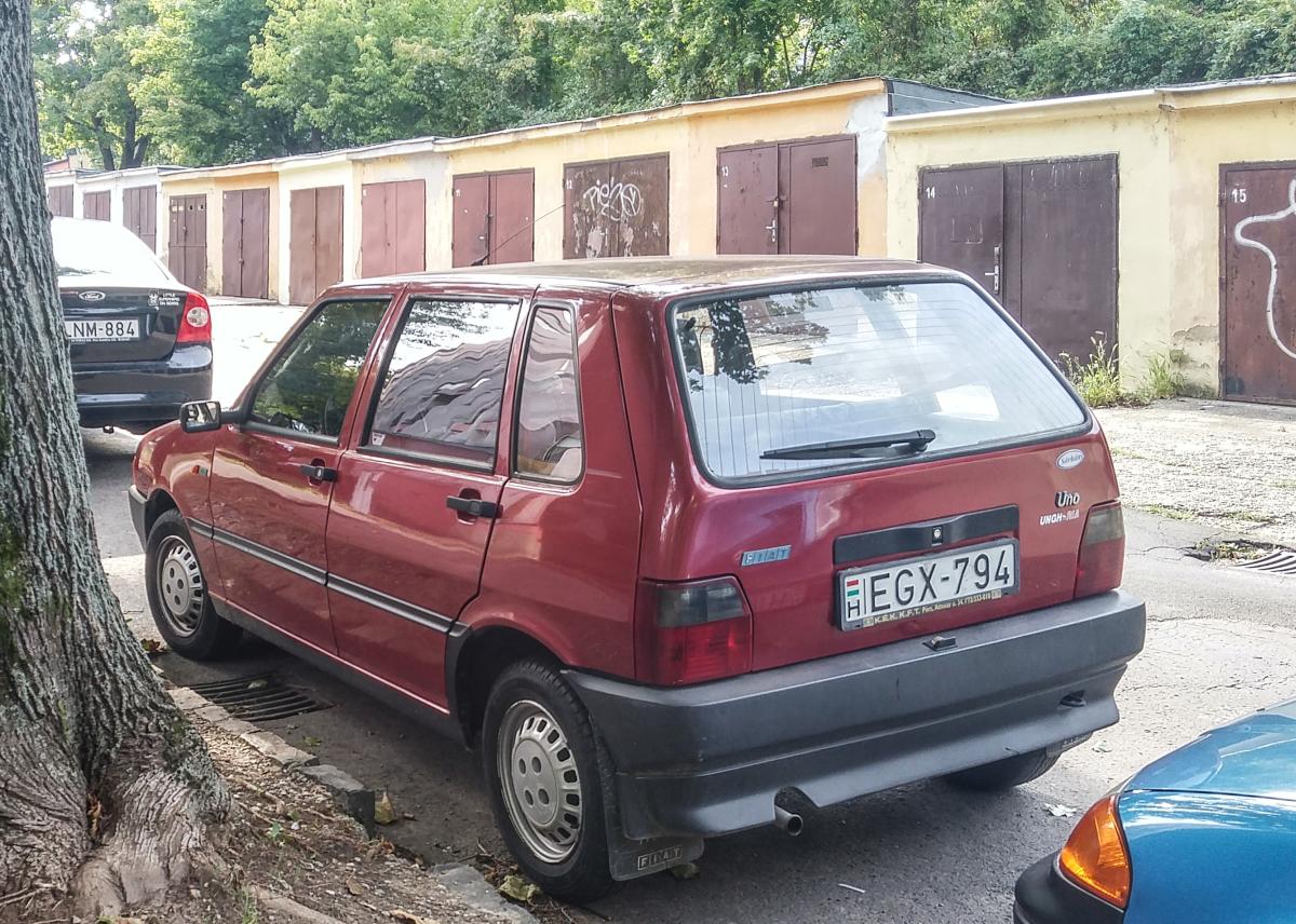 Rückansicht eines Fiat Uno, fotografiert in Pécs (HU), August, 2019.