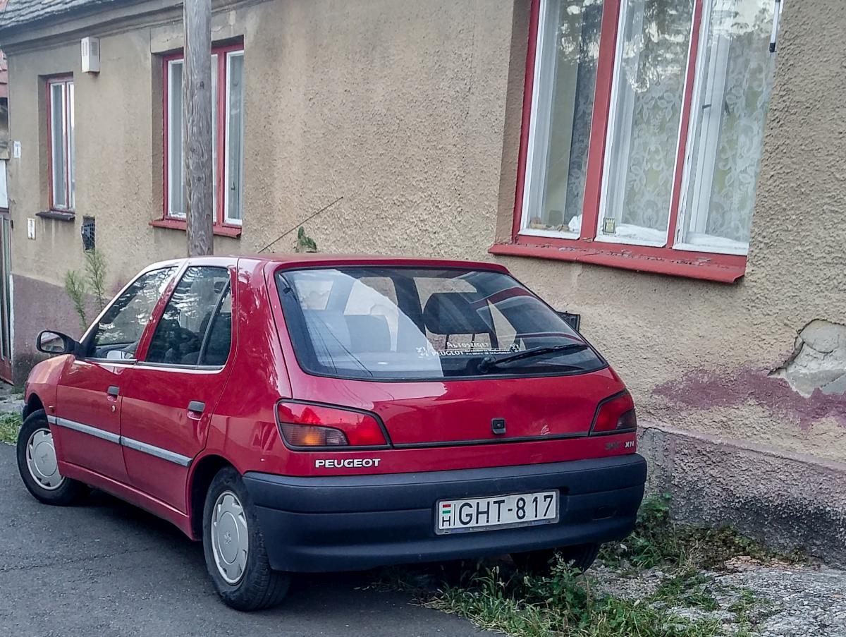 Rückansicht eines Peugeot 306, fotografiert in Pécs (HU), August, 2019.