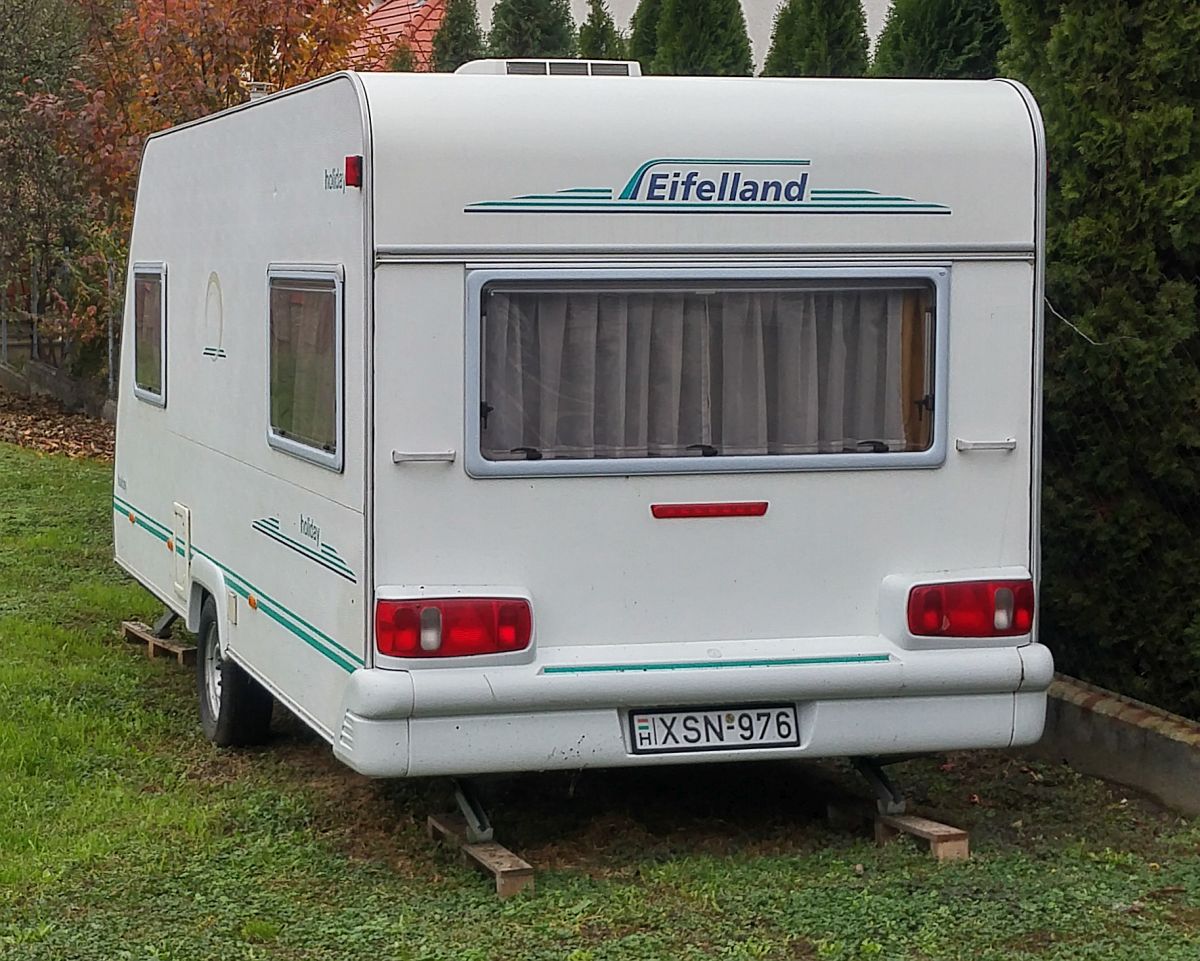 Rückansicht eines Wohnwagen Caravan Anhänger EIFELLAND Typ Holiday. Die Aufnahme Stammt von Dezember 2020