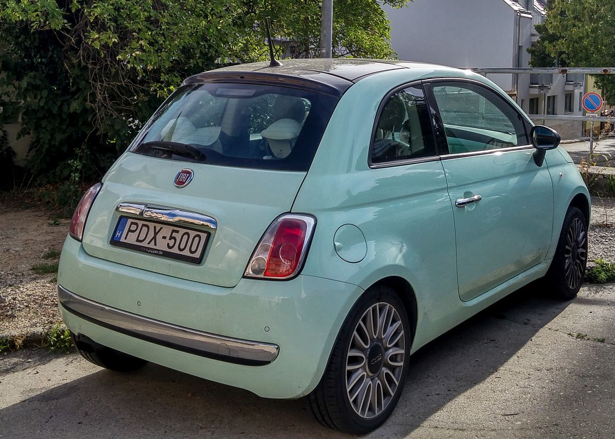 Rückansicht: Fiat 500 in Minzgrün (Mint Green), gesehen in August 2020.