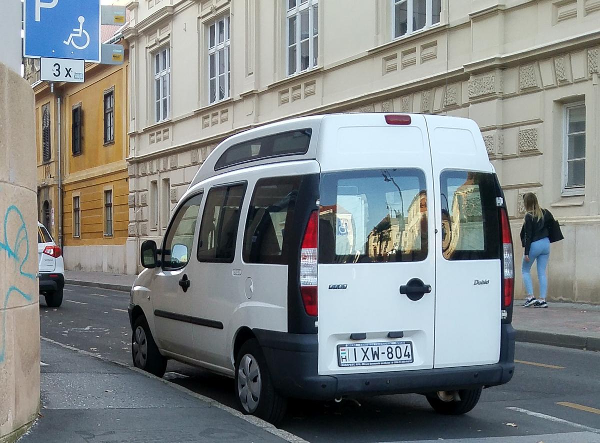 Rückansicht: Fiat Dobló. Foto: Oktober, 2019, Pécs, Ungarn.