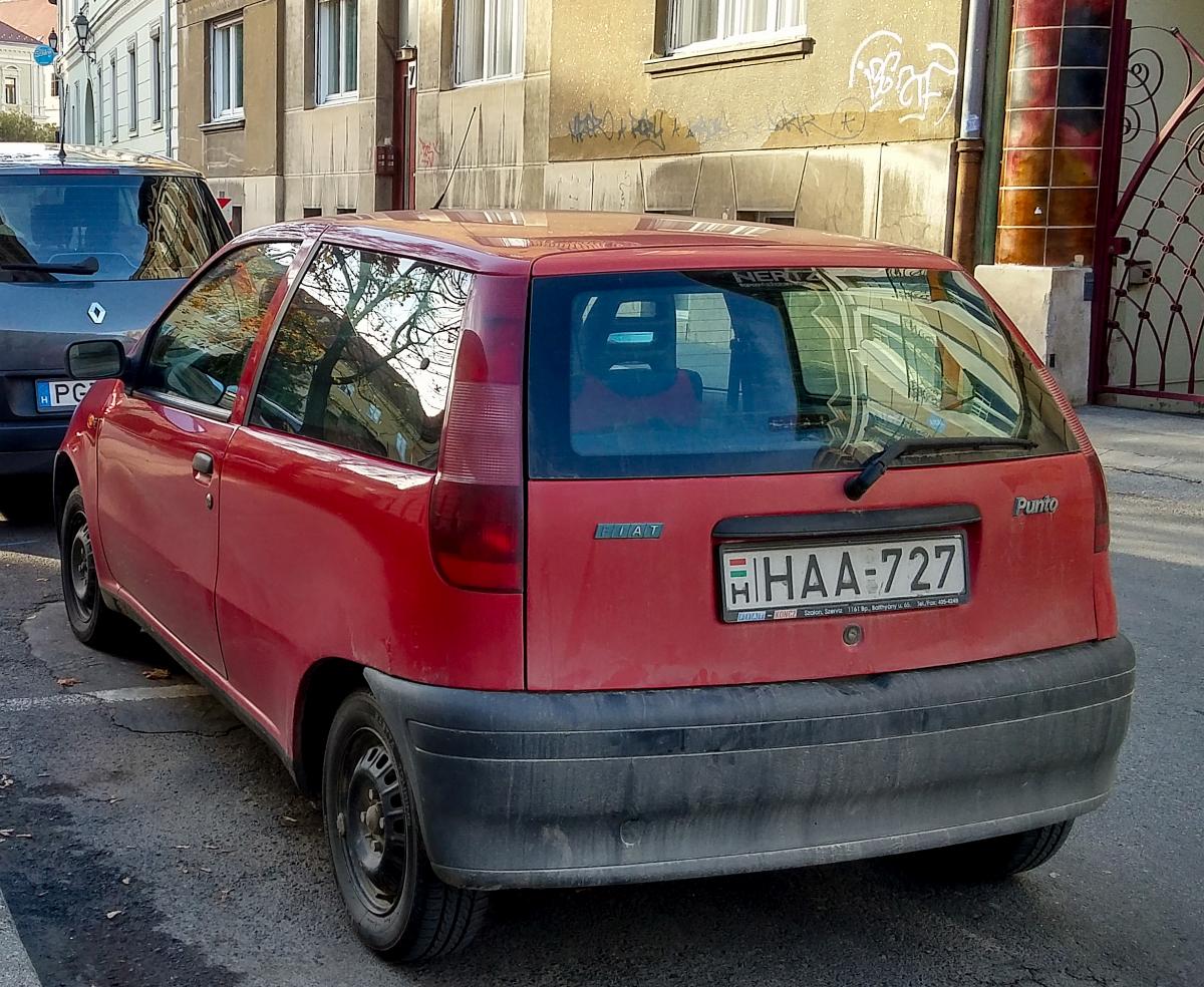 Rückansicht: Fiat Punto Mk1, dreitürer. Foto: Oktober, 2019 in Pécs, Ungarn.