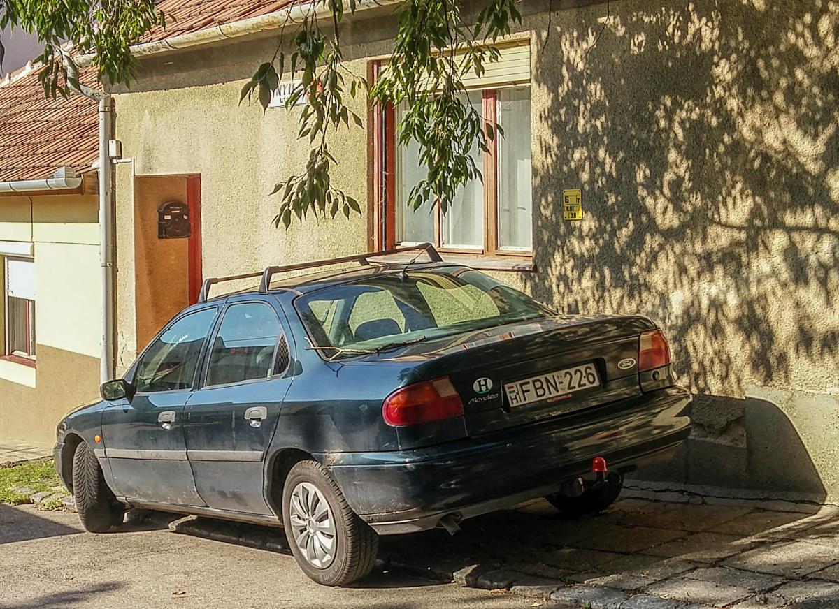 Rückansicht: Ford Mondeo Mk1, fotografiert in Sommer, 2019 (Pécs, HU).