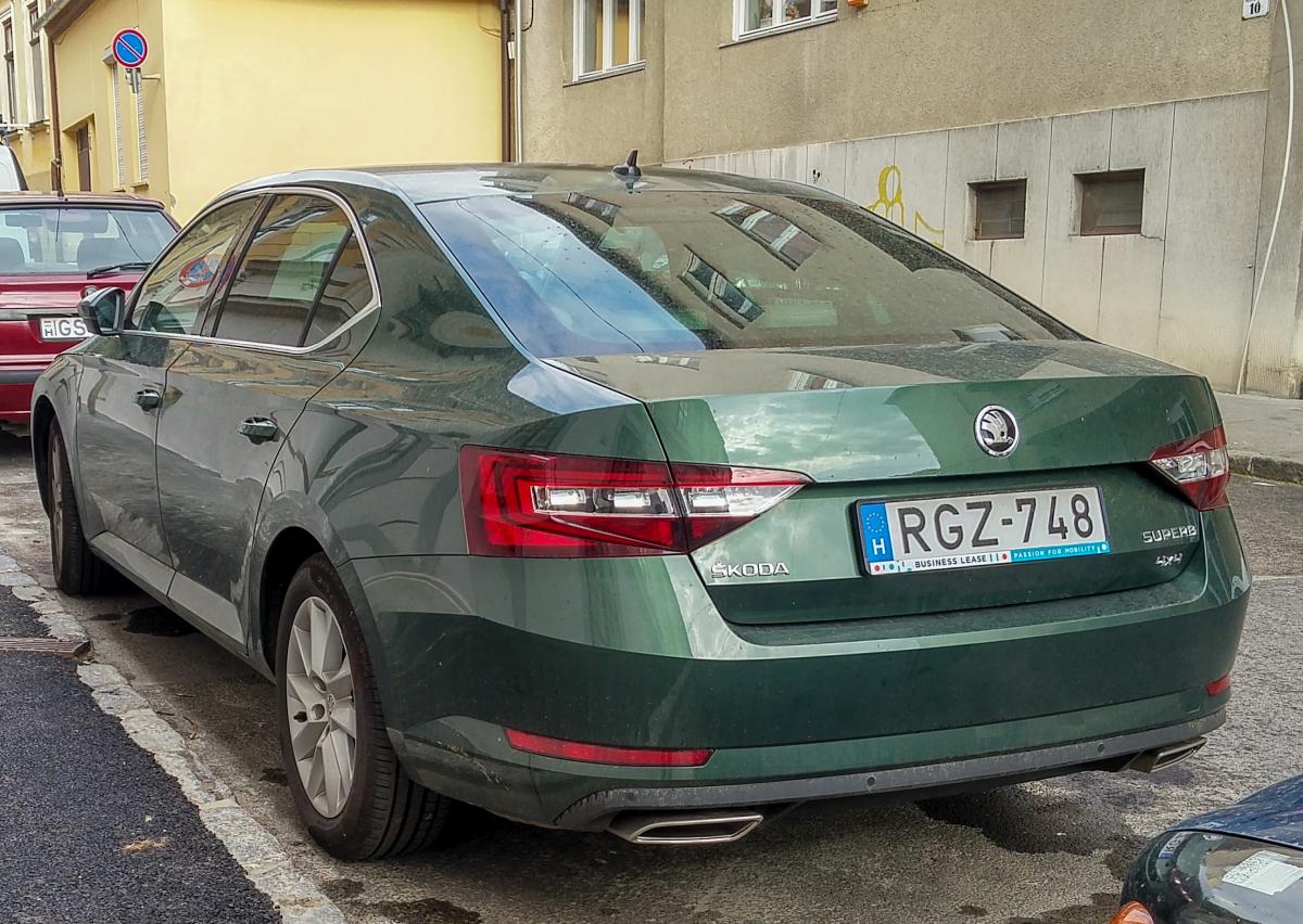 Rückansicht: grüner Skoda Superb B8, (dritte Generaion). Foto: Pécs (HU), September 2019