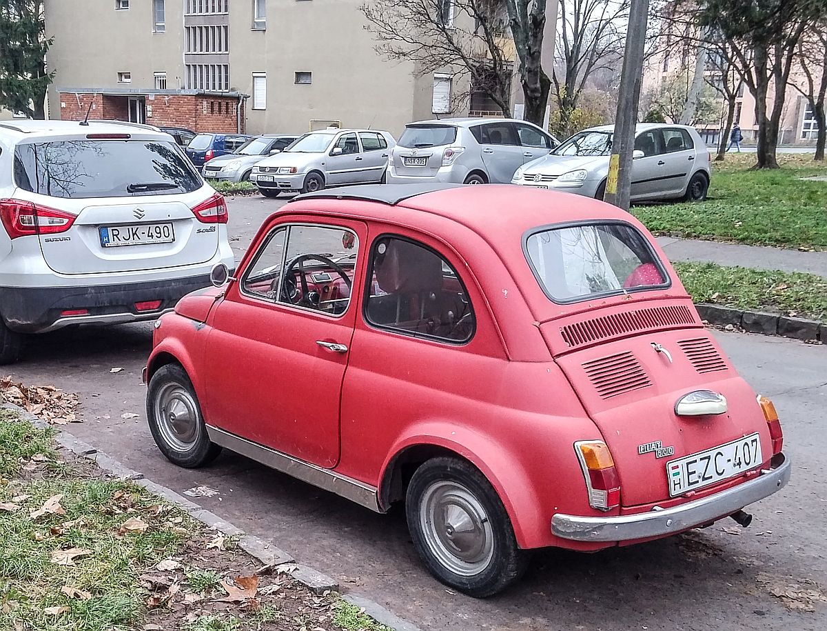 Rückansicht: Klassischer Fiat 500 in rot. Foto: 12.2020.