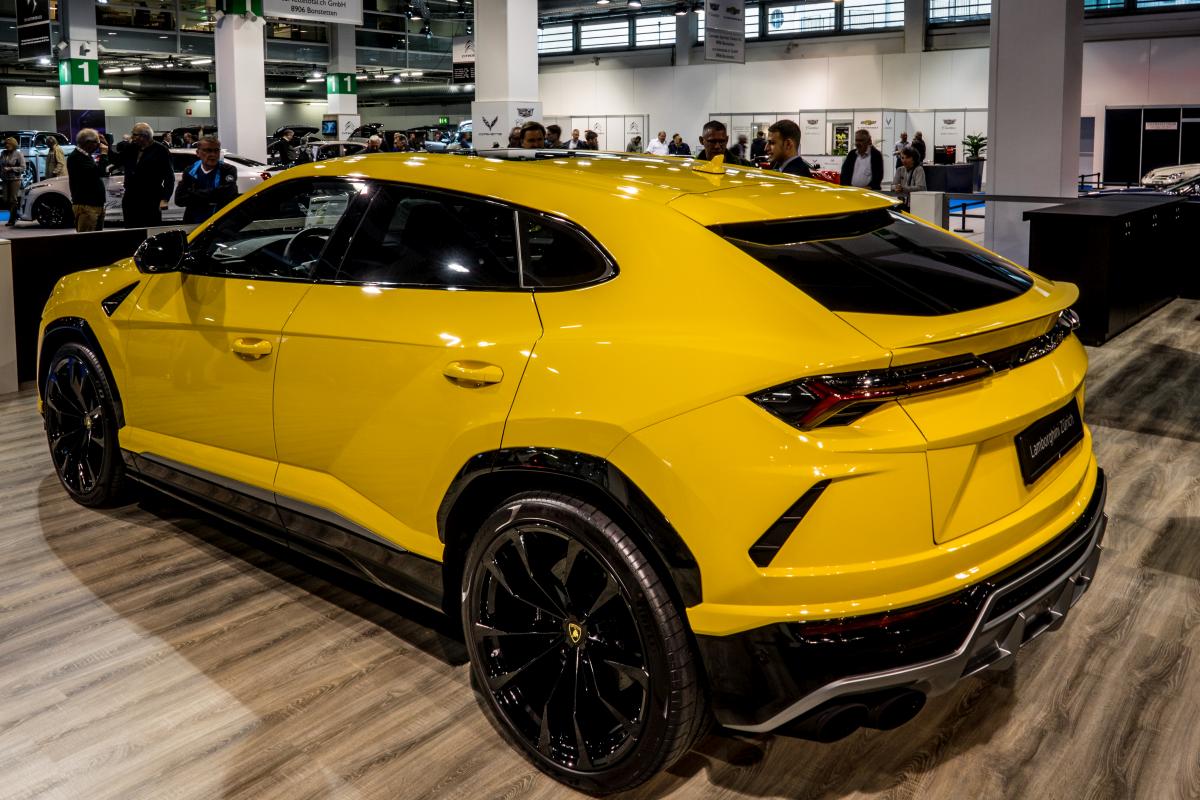 Rückansicht: Lamborghini Urus auf der Ausstellung  Auto Zürich , November 2018.