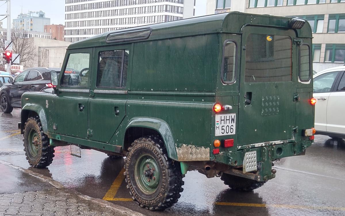 Rückansicht: Land Rover Defender, Kastenaufbau, gesehen in Februar 2020.