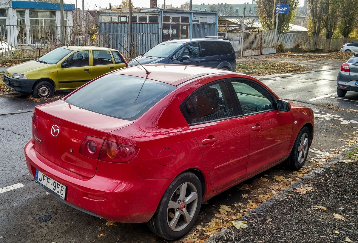 Rückansicht: Mazda 3 Mk1 Sedan in rot. Foto: 11.2021.