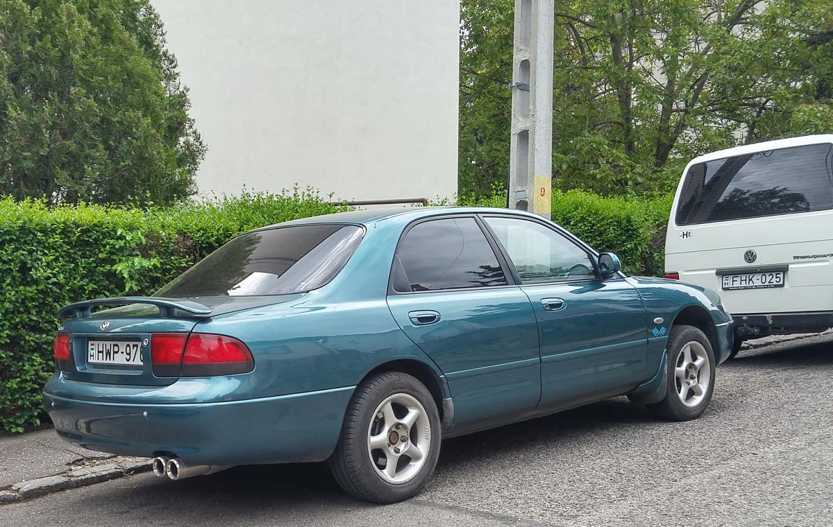 Rückansicht: Mazda 626 ( 1992-1997), gesehen in Mai, 2020.