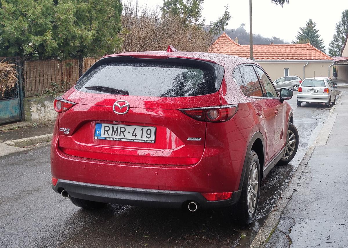 Rückansicht: Mazda CX-5 (soul red), gesehen in März, 2020.