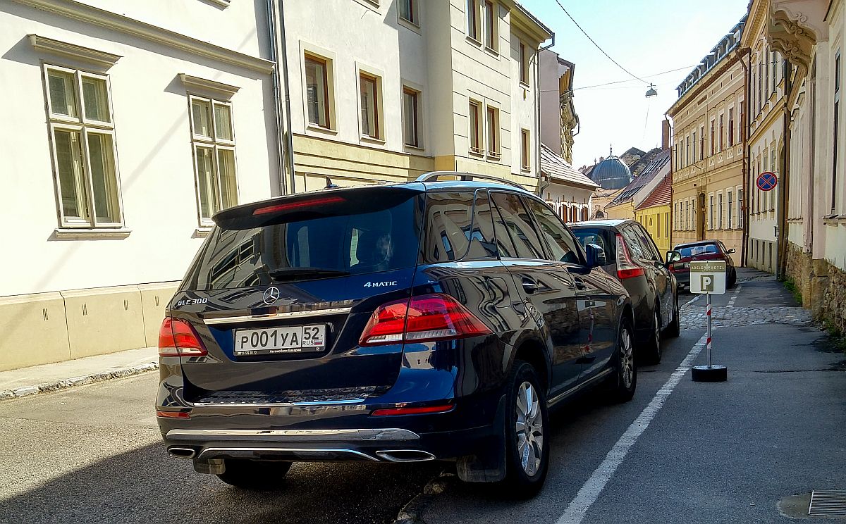 Rückansicht: Mercedes-Benz GLE, gesehen Pécs (Ungarn) in 07.2020.