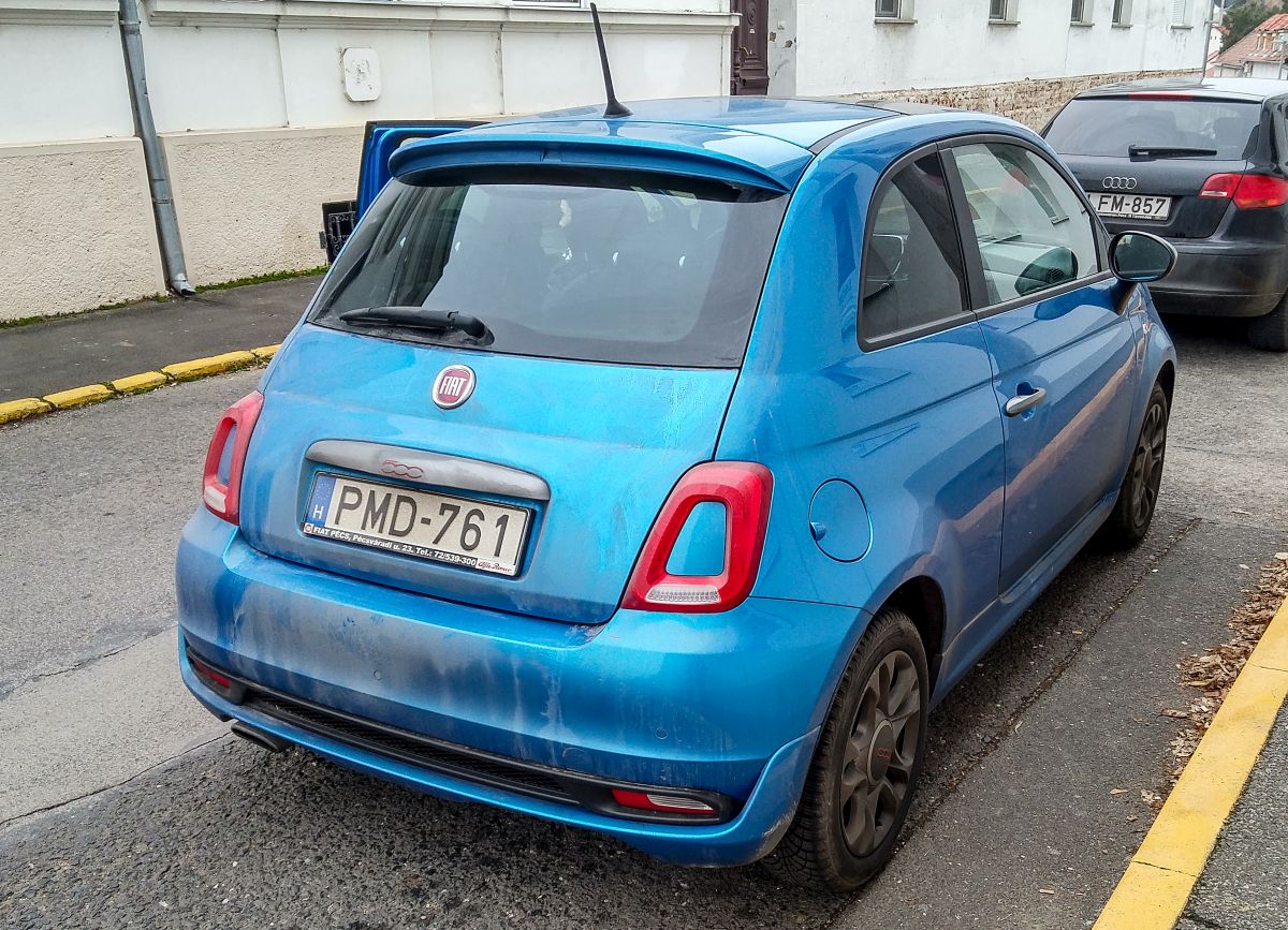 Rückansicht: moderner Fiat 500 Facelift in der Farbe Blu Italia