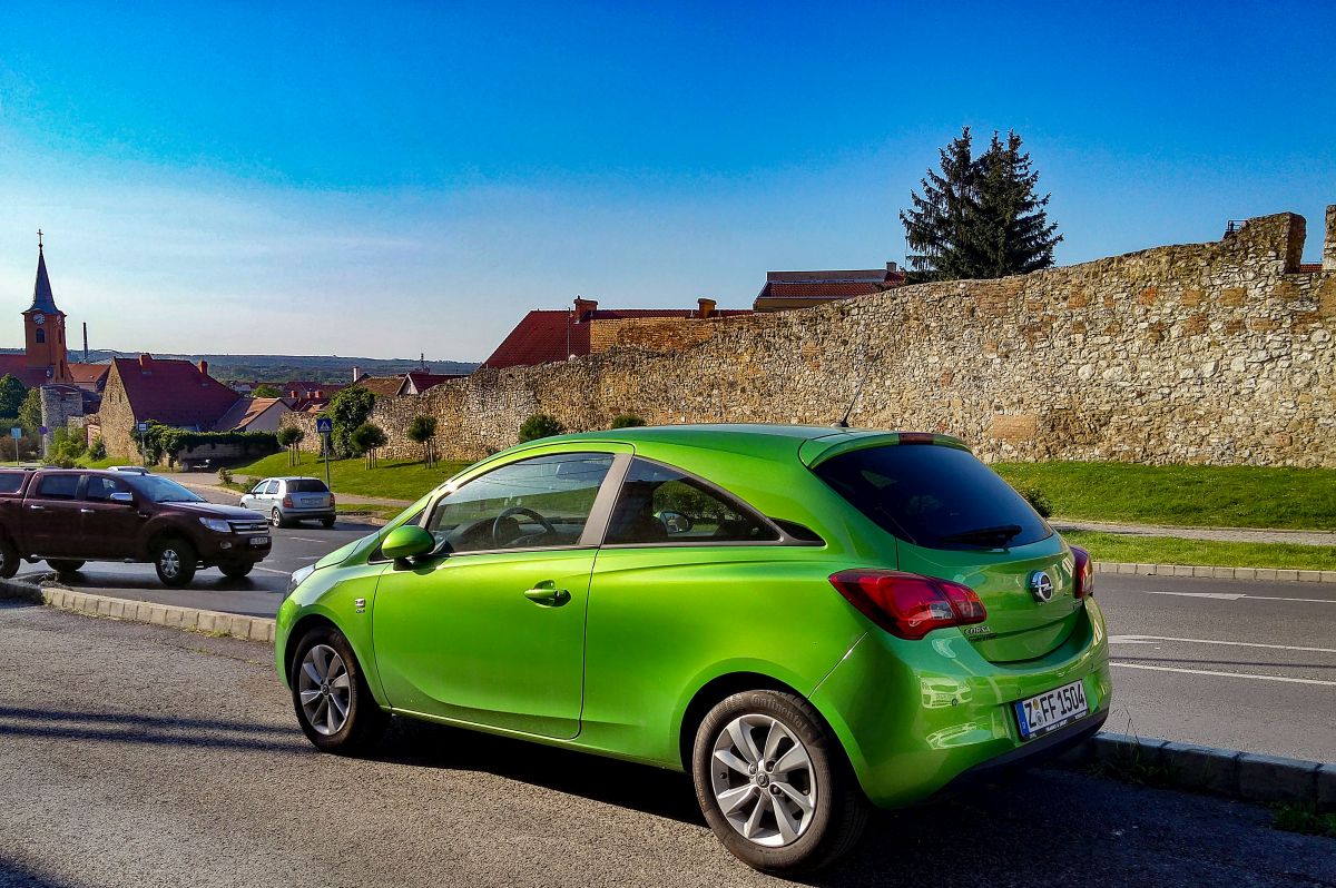 Rückansicht: Opel Corsa E in der Farbe Grasshopper oder Lime green. Foto: 05.2021.