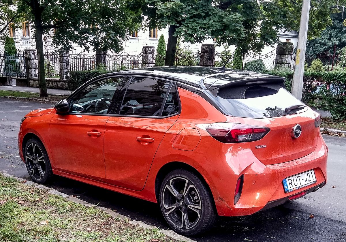Rückansicht: Opel Corsa F in Orange mit schwarzem Dach. Foto: August 2020.