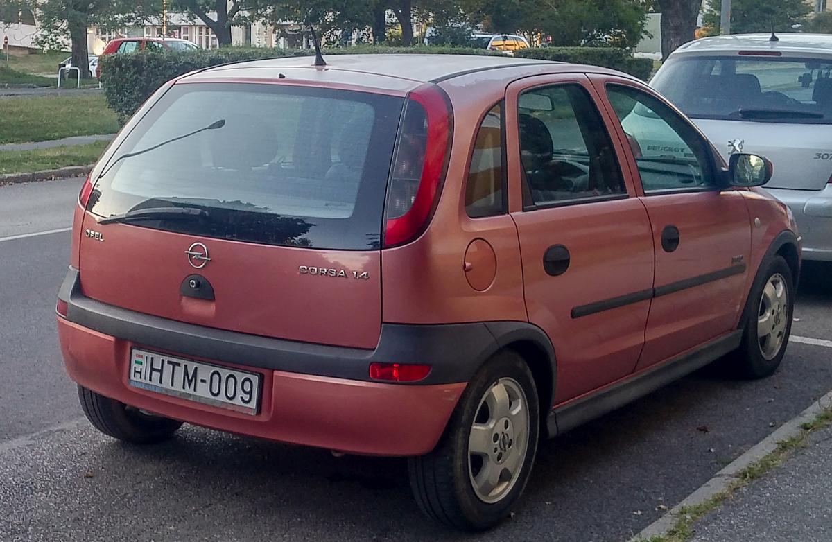 Rückansicht: Opel Corsa in Rosa. Aufnahme: Pécs (HU) Septtember, 2019