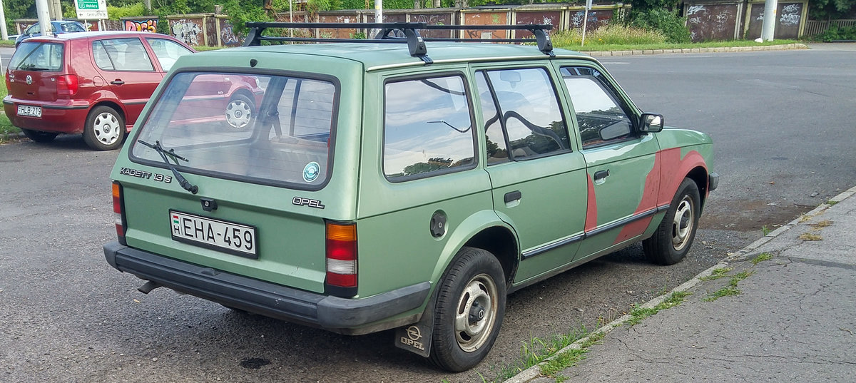Rückansicht: Opel Kadett D Caravan. Pecs (HU), Juli, 2019.