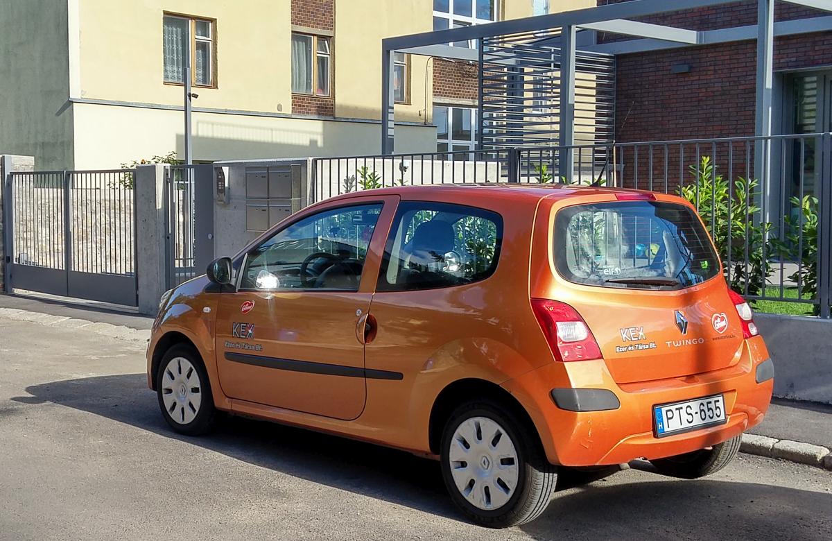 Rückansicht: Orange Renault Twingo Mk2. Foto: September, 2020.