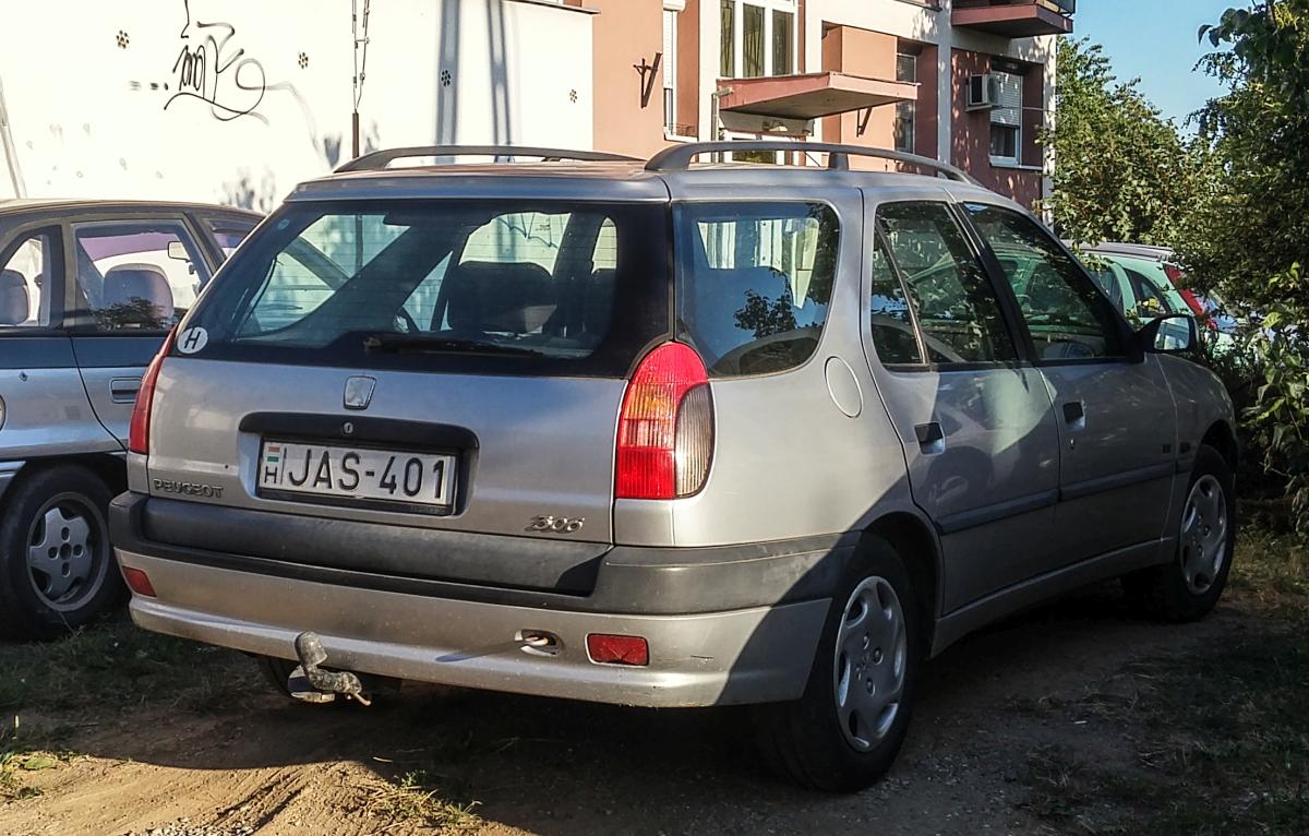 Rückansicht: Peugeot 306 Break, gesehen in September 2019 in Ungarn (Pécs).