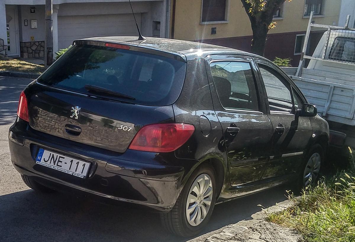 Rückansicht: Peugeot 307. Foto: August, 2019 in Pécs (Ungarn).