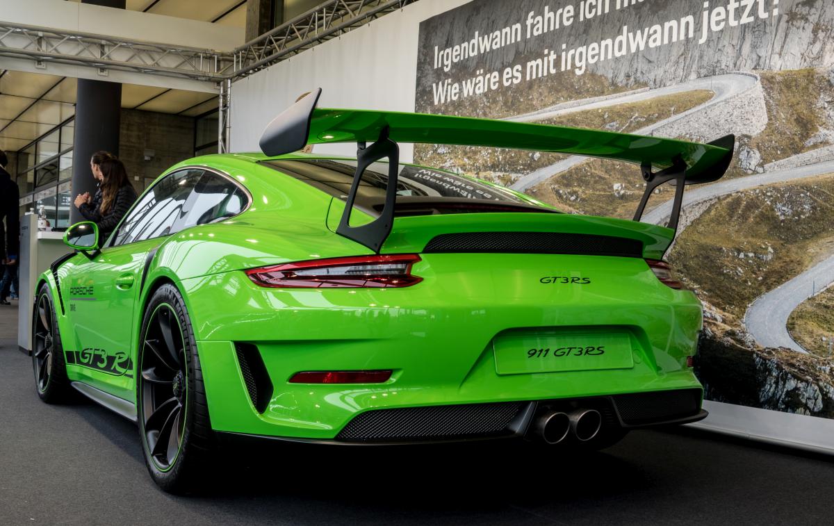 Rückansicht: Porsche 911 (991) GT3RS in grün am 09.11.2018 in Zürich.
