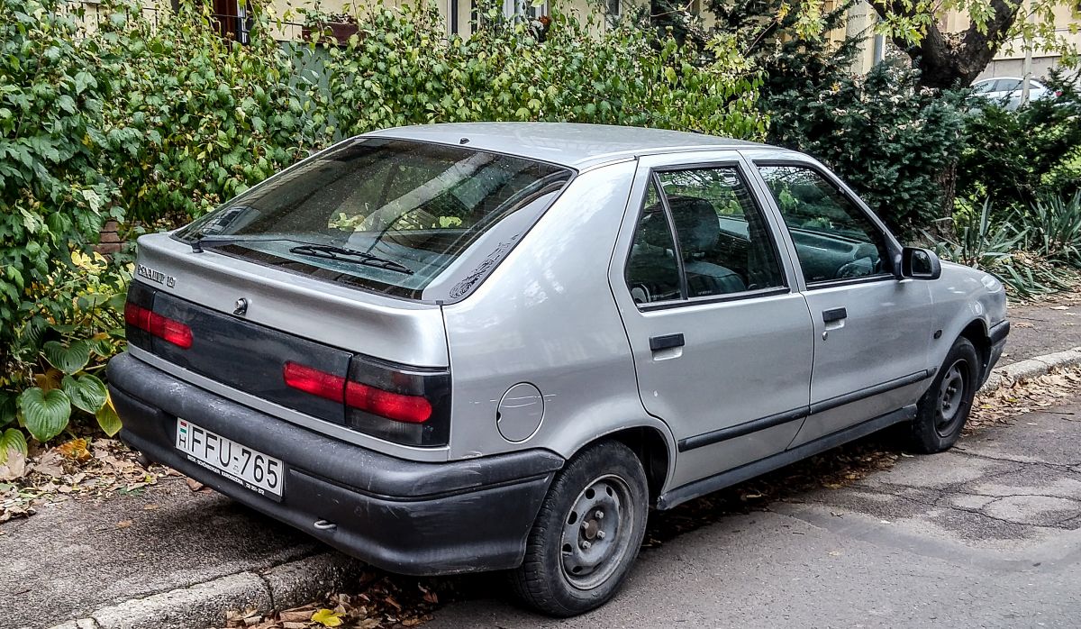 Rückansicht: Renault 19 in ziemlich schönem Zustand. Foto: 11.2020.