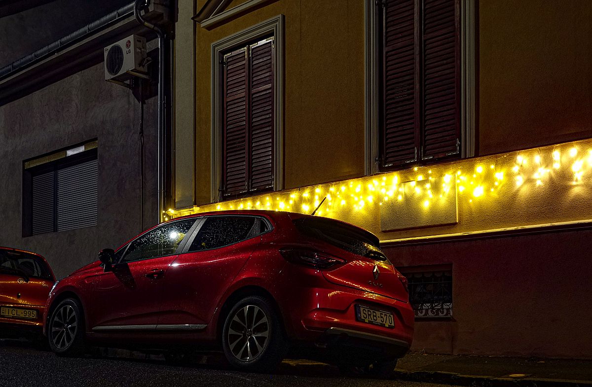 Rückansicht: Renault Clio V in der Farbe  Rouge Flamme  oder  Flame Red . Foto: 12.2021.
