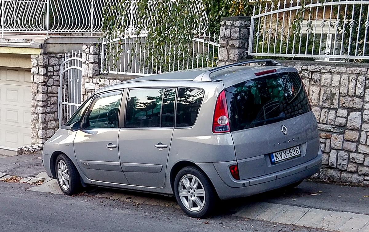 Rückansicht: Renault Espace III, aufgenommen in Oktober, 2019 (Pécs, Ungarn).